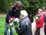 Kwiaty składa inicjatorka Rajdów po kamienistej drodze Krystyna Serwaczak 
